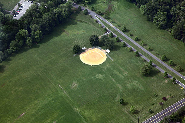 pequena cidade vista aérea de campo de basebol - town rural scene road new england imagens e fotografias de stock