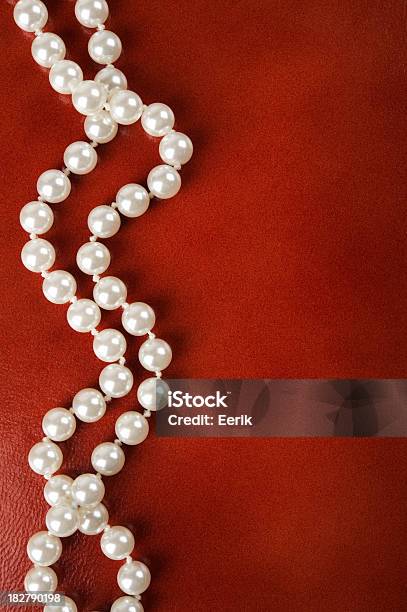 Biały Perłowy Naszyjnik - zdjęcia stockowe i więcej obrazów Perła - Biżuteria - Perła - Biżuteria, Naszyjnik, Tło