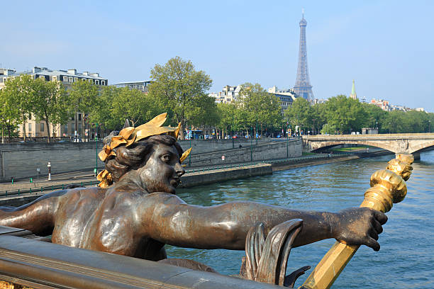 istock Pont Alexandre III and the Eiffel Tower 182790261