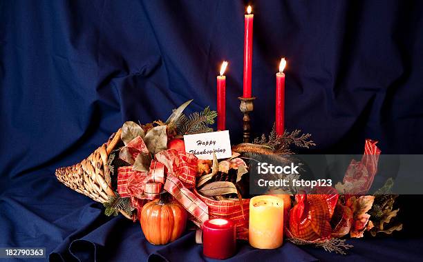 Configuração De Tabela De Ação De Graças Com Velas A Turquia E Centro De Mesa - Fotografias de stock e mais imagens de Azul