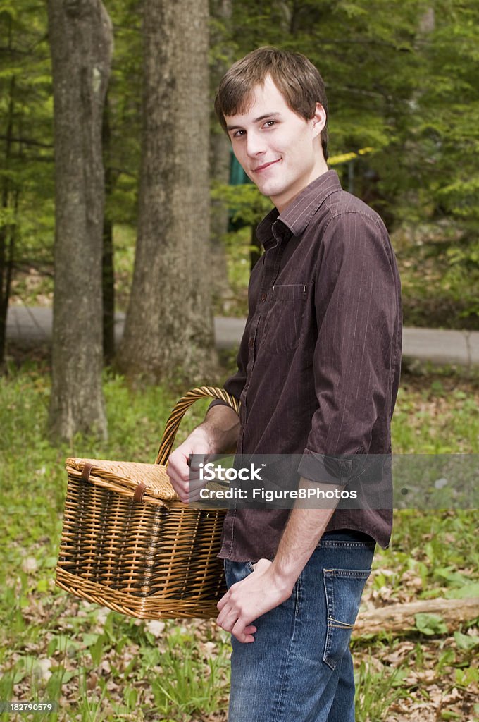 Giovane uomo nel bosco - Foto stock royalty-free di Abbigliamento casual