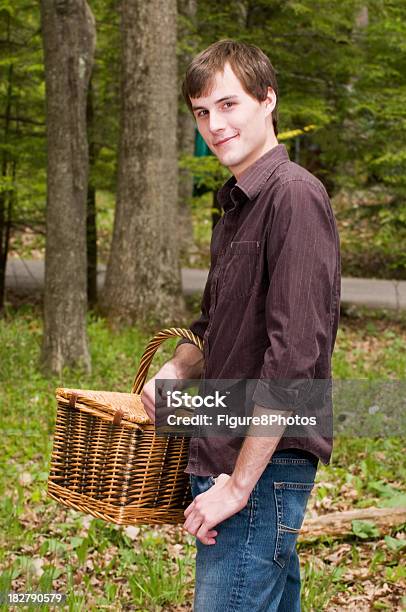 Giovane Uomo Nel Bosco - Fotografie stock e altre immagini di Abbigliamento casual - Abbigliamento casual, Adulto, Alimentazione sana