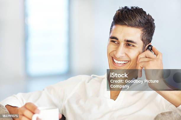 Homem Feliz Falando Sobre Cellphone E Beber Café - Fotografias de stock e mais imagens de 20-29 Anos - 20-29 Anos, 25-29 Anos, A usar um telefone