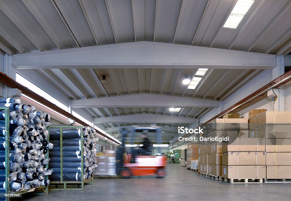 Magazzino magazzino con mooving lift truck - Foto stock royalty-free di Esposizione lunga