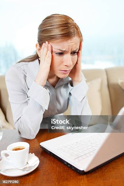 Junge Frauen Die Unter Stress Im Büro Stockfoto und mehr Bilder von Arbeiten - Arbeiten, Berufliche Beschäftigung, Betrachtung