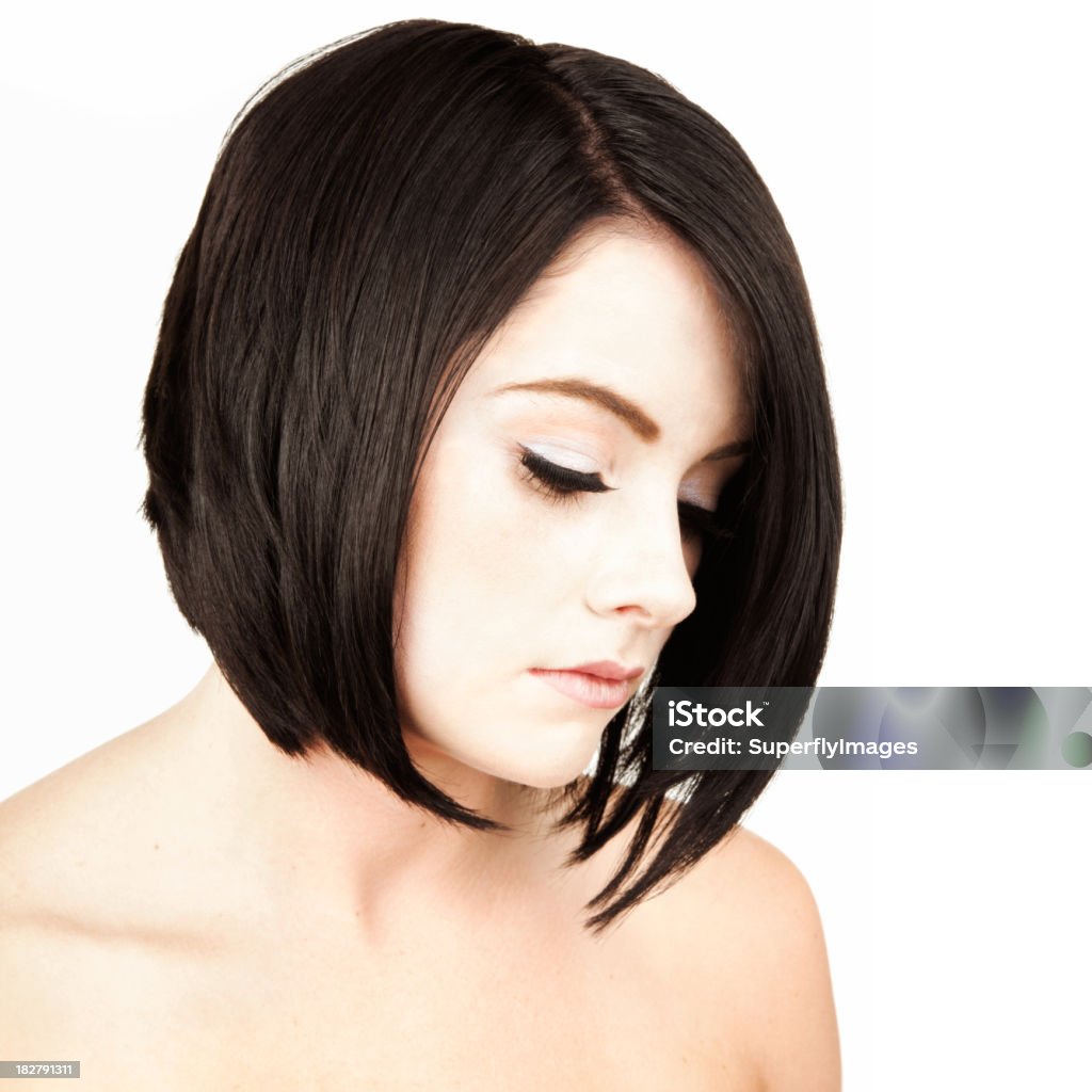 Contemplative Portrait de jeune femme aux cheveux foncés courtes. Isolé. - Photo de Adulte libre de droits