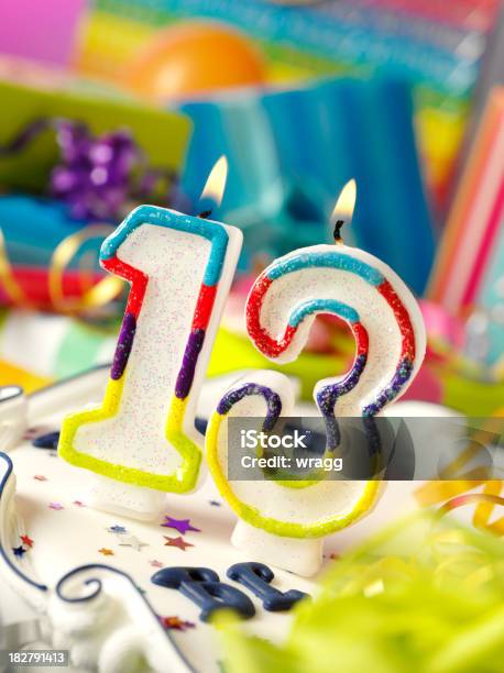 Trece Las Velas De Cumpleaños Foto de stock y más banco de imágenes de Número 13 - Número 13, Pastel de cumpleaños, Blanco - Color