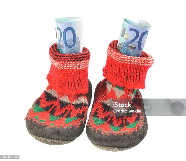 Familia De Crédito En Mit Euroscheinen Zapatos Foto de stock y más banco de imágenes de 12-17 meses - 12-17 meses, Abstracto, Adolescencia