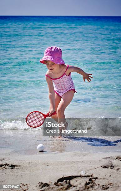 Foto de Tocando Praia Raquetebol e mais fotos de stock de Brincar - Brincar, Praia, Raquete