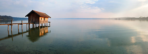 традиционные ангар для лодок в озере док на закате, ammersee, бавария, германия - ammersee стоковые фото и изображения