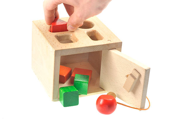legno giocattolo-die richtige modulo finden - triangle human hand house home interior foto e immagini stock