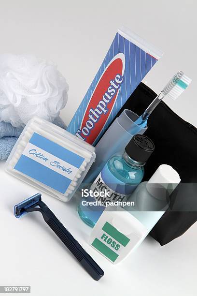 Reisetasche Stockfoto und mehr Bilder von Reise - Reise, Zahnbürste, Shampoo