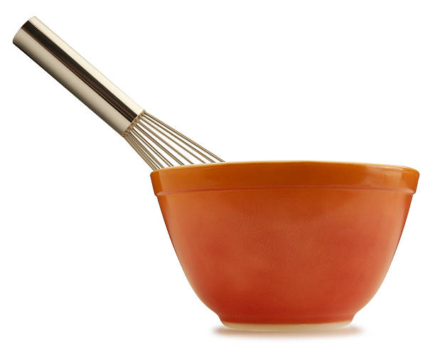 modbydeligt Komprimere lærling Mixing Bowl And Whisk Stock Photo - Download Image Now - Mixing Bowl, Cut  Out, Bowl - iStock