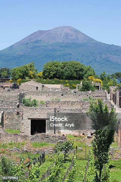 Pompei Con Vesuvio - Fotografie stock e altre immagini di Ambientazione esterna - Ambientazione esterna, Antica Roma, Archeologia