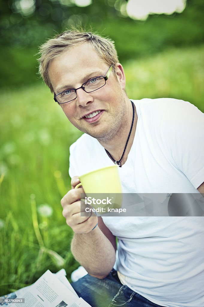 Hombre al aire libre mientras disfruta de una taza de café - Foto de stock de 25-29 años libre de derechos