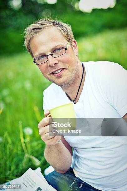 Hombre Al Aire Libre Mientras Disfruta De Una Taza De Café Foto de stock y más banco de imágenes de 25-29 años