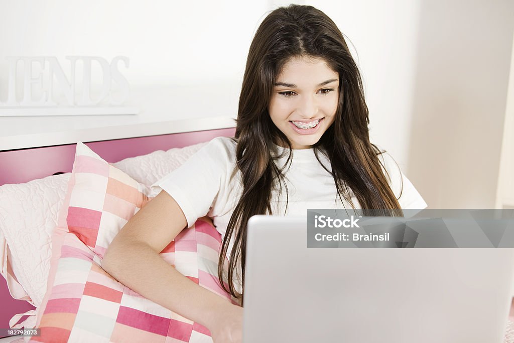 Adolescente Chica estudiando con capacidad para una computadora portátil - Foto de stock de Cultura hindú libre de derechos