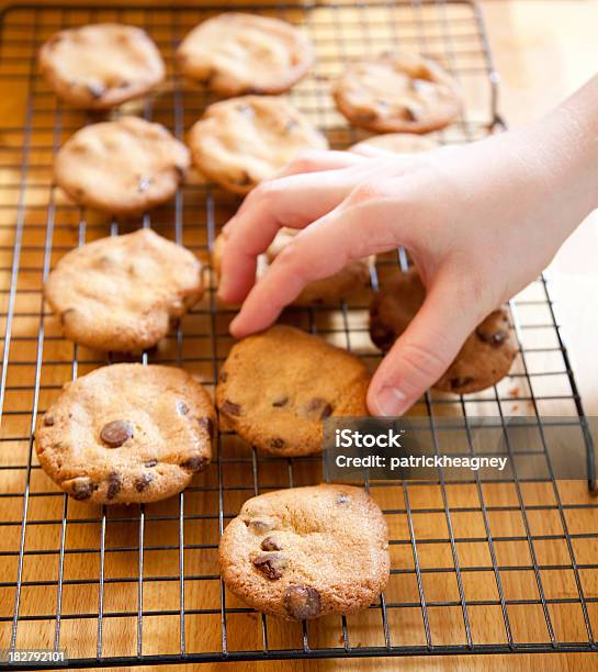 Cookiesnovos - Fotografias de stock e mais imagens de Desonestidade - Desonestidade, Alcançar, Bolacha