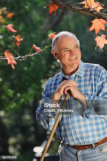 Photo libre de droit de Automne Jardinier banque d'images et plus d'images libres de droit de Adulte - Adulte, Automne, Cadrage à la taille