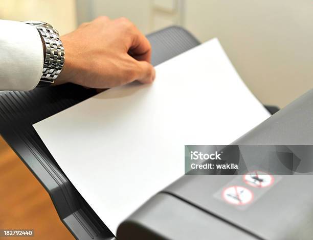 Fax Und Drucker Im Büro Mit Hand Stockfoto und mehr Bilder von Drucker - Computerteil - Drucker - Computerteil, Papier, Druckmaschine