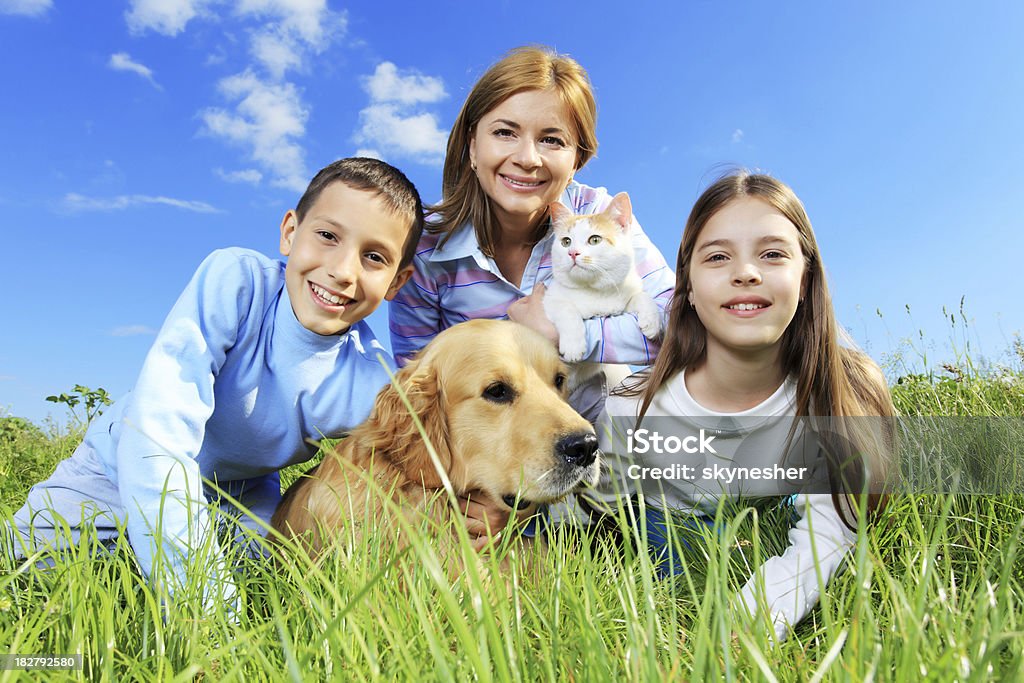 Famiglia felice con gatto e cane. - Foto stock royalty-free di Animale da compagnia