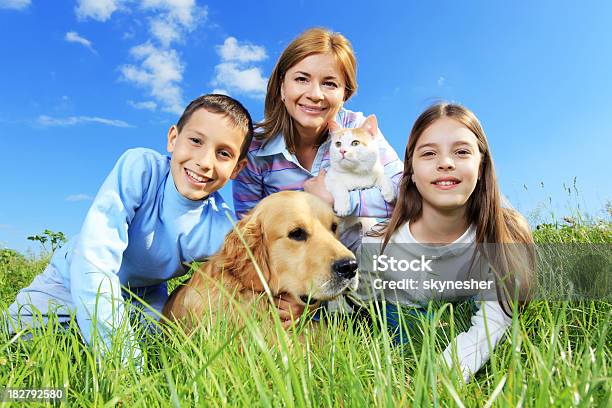 Foto de Família Feliz Com Gato E Cão e mais fotos de stock de Animal de estimação - Animal de estimação, Cão, Gato doméstico