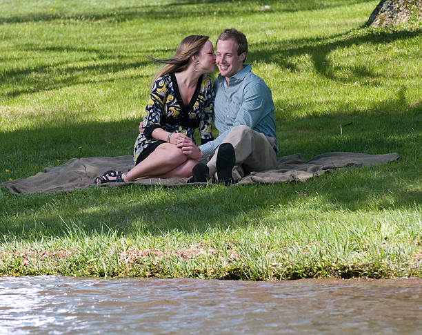 lindo casal no lake - lakelypse - fotografias e filmes do acervo