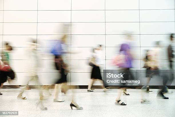 Vida En La Ciudad Foto de stock y más banco de imágenes de Hong Kong - Hong Kong, Cruzar, Actividad