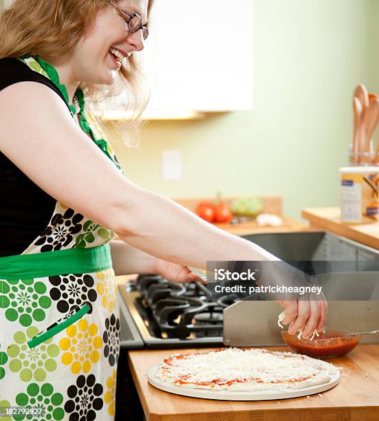 Tworzenie Pizzy - zdjęcia stockowe i więcej obrazów 20-29 lat - 20-29 lat, 30-39 lat, Blat kuchenny