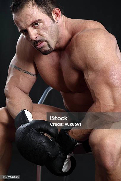 Starke Boxer Zwischen Den Runden Stockfoto und mehr Bilder von Anaerobes Training - Anaerobes Training, Athlet, Blick in die Kamera