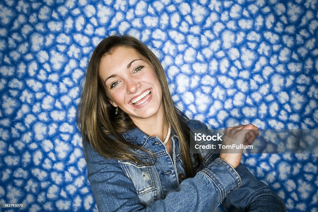 Mulher jovem sorridente - Foto de stock de 16-17 Anos royalty-free