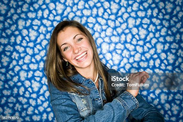 Foto de Mulher Jovem Sorridente e mais fotos de stock de 16-17 Anos - 16-17 Anos, 18-19 Anos, Adolescente