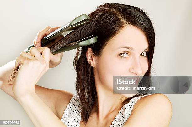 여자아이 사용하여 헤어 스트레이트너 갈색 머리에 대한 스톡 사진 및 기타 이미지 - 갈색 머리, 건조한, 긴 머리