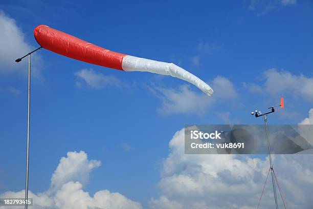 Bandeira Ao Vento Contra O Céu Azul E Anemómetro - Fotografias de stock e mais imagens de Anemómetro - Anemómetro, Ao Ar Livre, Azul