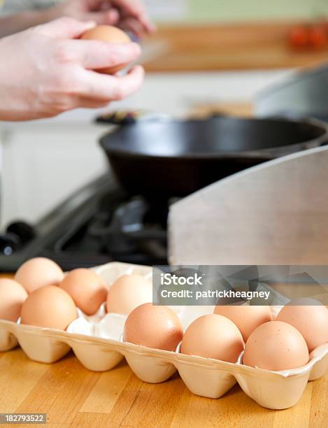 Ovos - Fotografias de stock e mais imagens de Adulto - Adulto, Alimentação Saudável, Amarelo