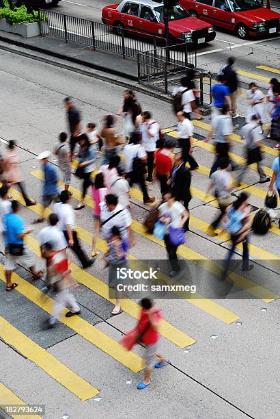 Strada Trafficata Mongkok Hong Kong Cina - Fotografie stock e altre immagini di Attraversamento pedonale - Tracciatura stradale - Attraversamento pedonale - Tracciatura stradale, Attraversare, Ora di punta