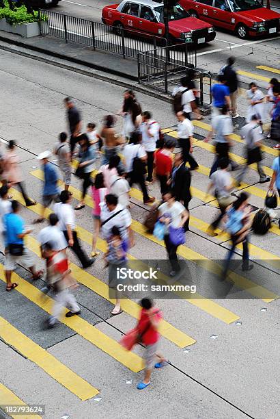 Busy Street Монгкок Гонконг Китай — стоковые фотографии и другие картинки Движение - транспорт - Движение - транспорт, Люди, Пересекать