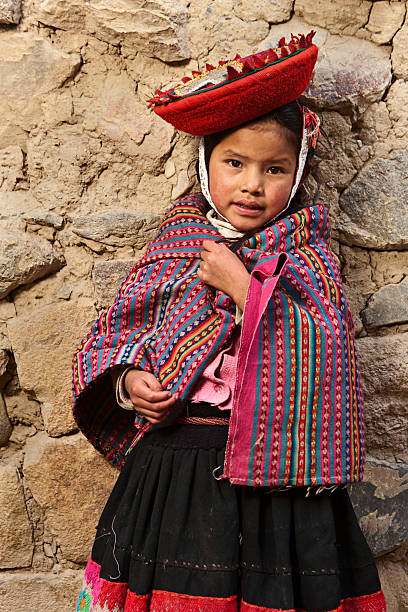 litte girl wearing ropa nacional el sagrado valley, perú - trajes tipicos del peru fotografías e imágenes de stock