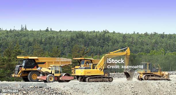 Photo libre de droit de Véhicules De Travaux De Construction banque d'images et plus d'images libres de droit de Bulldozer - Bulldozer, Camion-benne, Chantier de construction