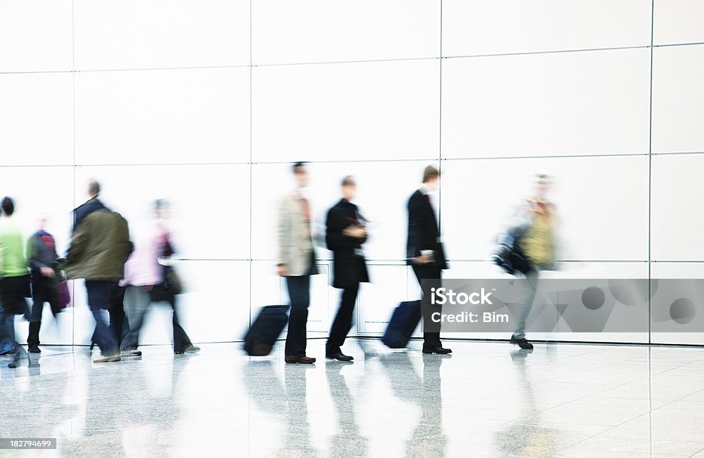 Pedoni e Business i pendolari a piedi lungo corridoio, Motion blur - Foto stock royalty-free di Immagine mossa