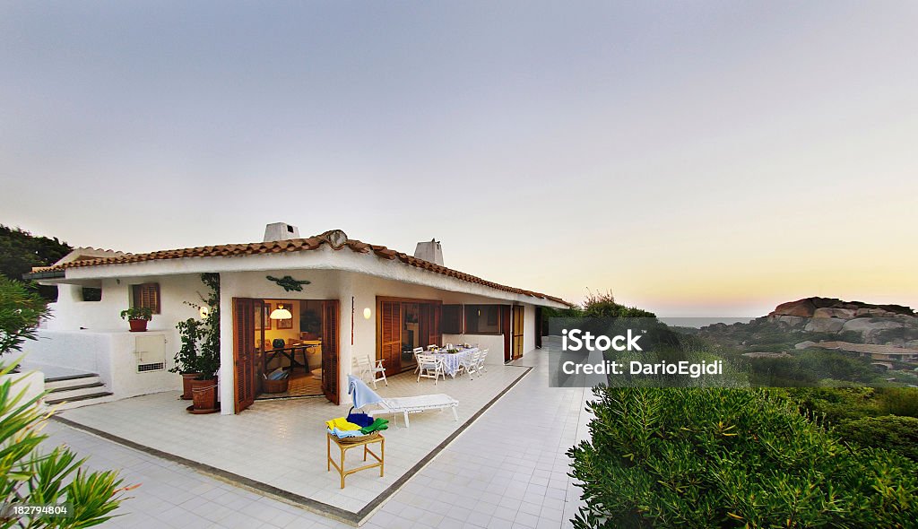 Weite white Terrasse einer der am Meer gelegenen wundervollen house, Sardinien - Lizenzfrei Villa Stock-Foto