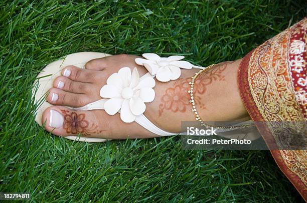 Womens Foot Mit Traditionellen Indischen Sandale Stockfoto und mehr Bilder von Armband - Armband, Braut, Daumen