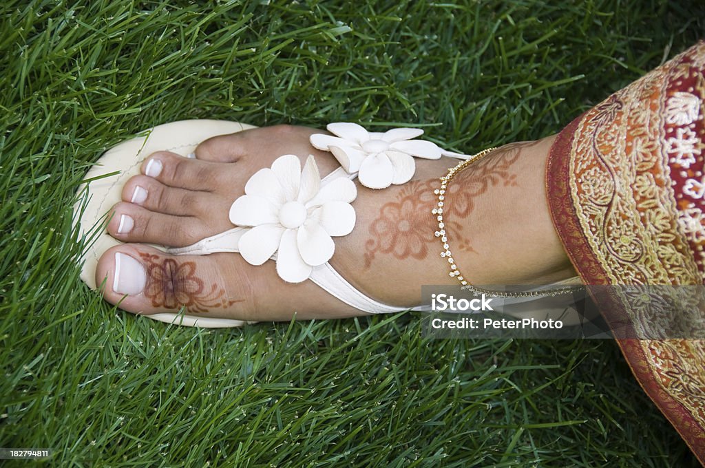 Mujer pie con platos de latón tradicionales de India sandalia - Foto de stock de Adolescente libre de derechos