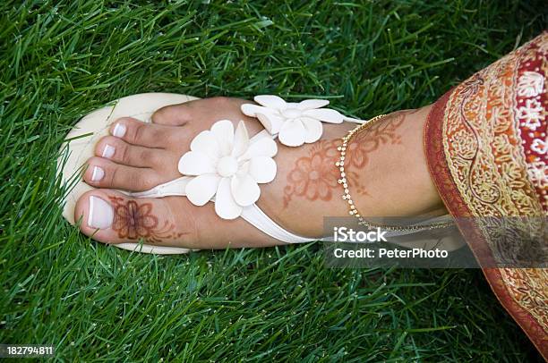 Mujer Pie Con Platos De Latón Tradicionales De India Sandalia Foto de stock y más banco de imágenes de Adolescente