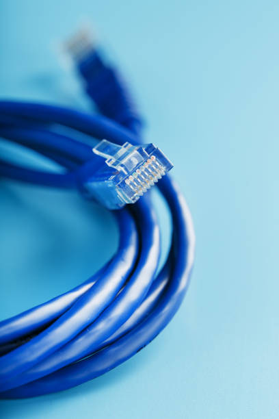 cable ethernet azul cable de conexión cable de conexión sobre fondo azul con espacio libre - 7003 fotografías e imágenes de stock