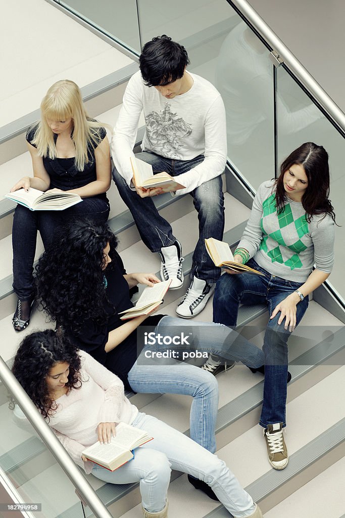 Alunos de aprendizagem em uma biblioteca - Foto de stock de Adolescente royalty-free