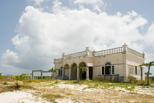 istock Abandoned Home in the Bahamas 182795024