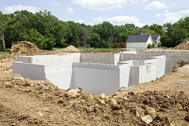 neues zuhause mit wasserdichter konstruktion foundation - basement concrete construction construction site stock-fotos und bilder