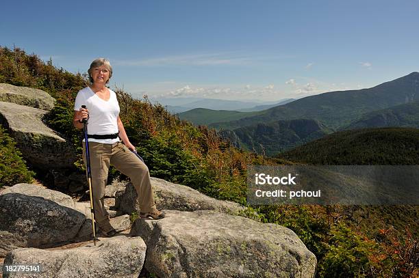 女性のためのハイキング美しい Lanscape でニューハンプシャー州 - ハイキングのストックフォトや画像を多数ご用意 - ハイキング, フランコニアノッチ州立公園, ニューハンプシャー州