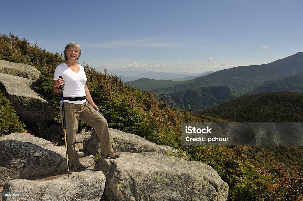 Mulher caminhada, belo dia, lanscape em New Hampshire - Royalty-free Caminhada Foto de stock